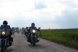 Motocykliści na szlaku bieżeńców