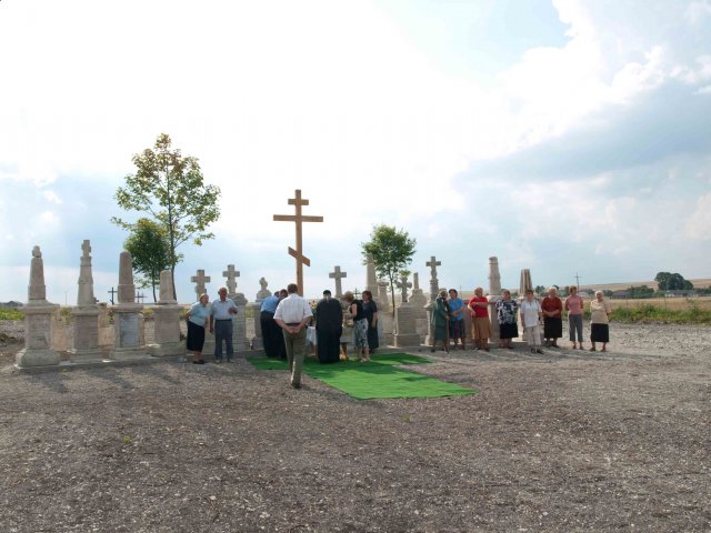 Modlitwa na grobach przodków metropolity Sawy w Śniatyczach